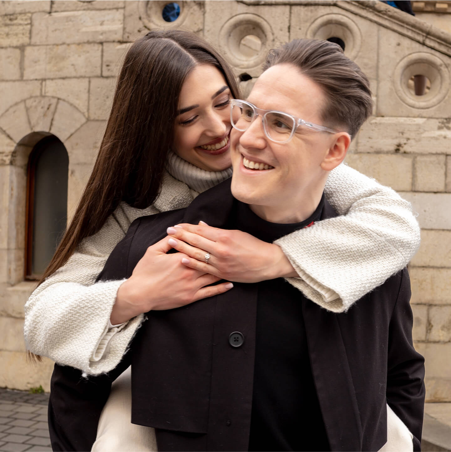 A menyasszony a vőlegény hátán, boldogan nevetnek
