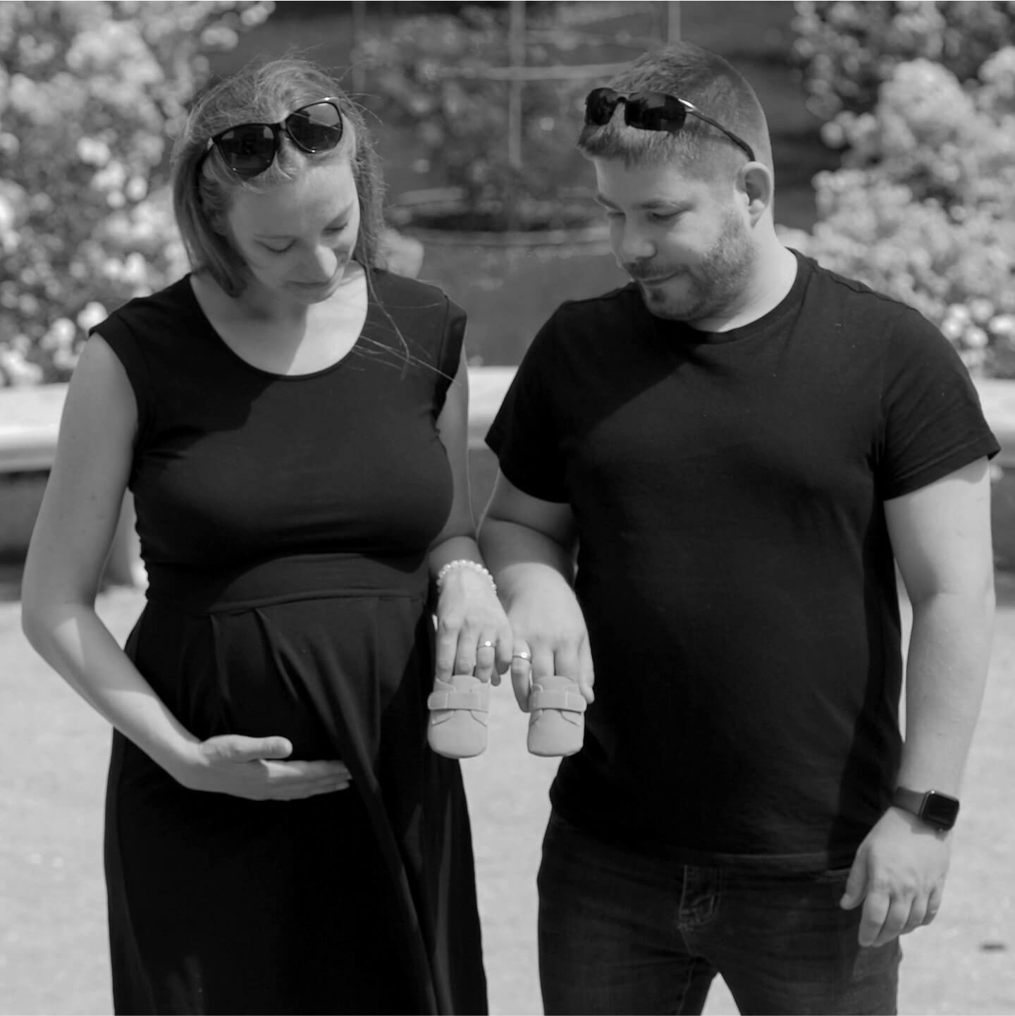 Kismama és párja kis babacipőt tartanak a kezükben