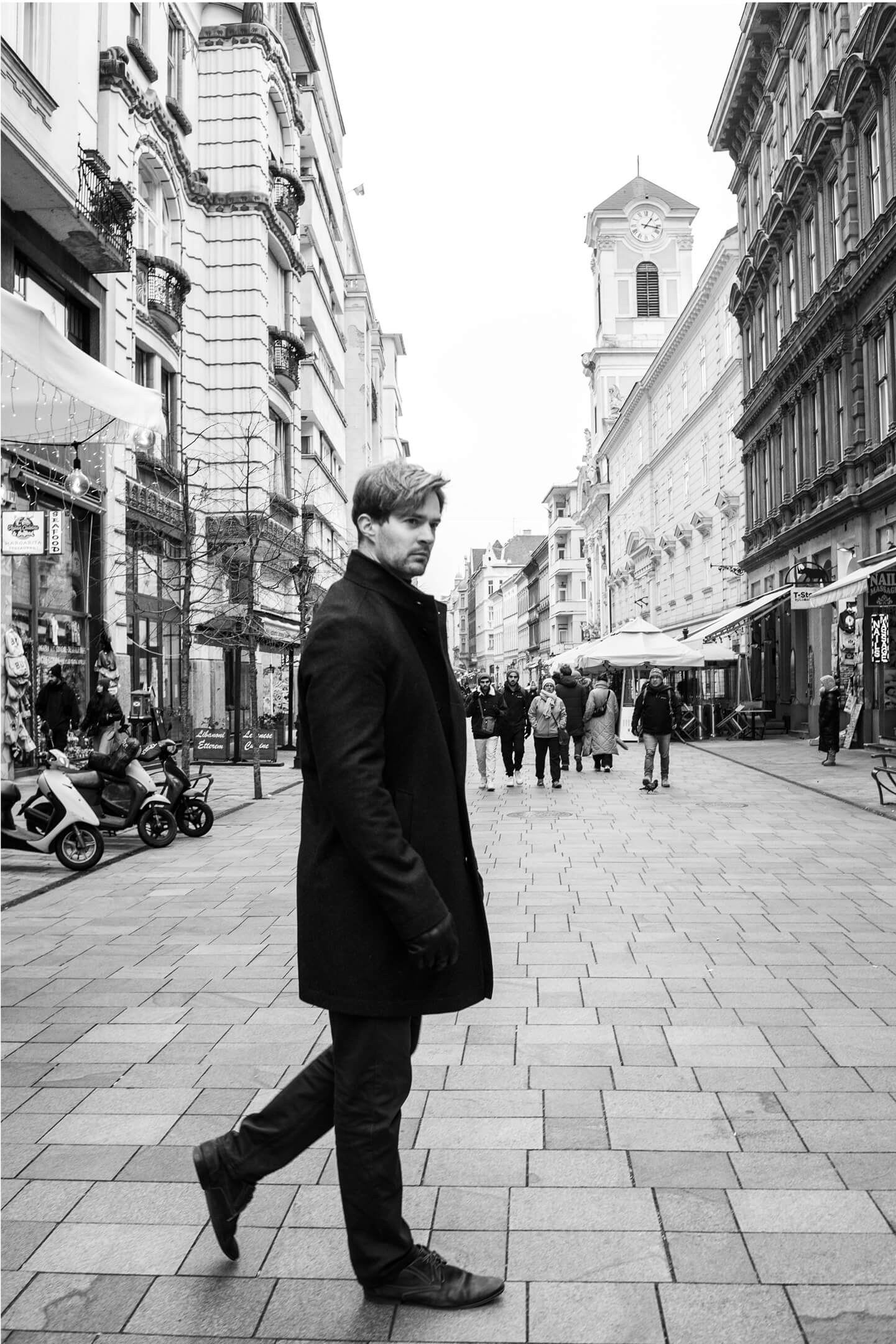 Fekete-fehér street style férfi portré városi sétán